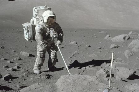 تولید لباس فضانوردی مقاوم به مواد رادیواكتیو ماه